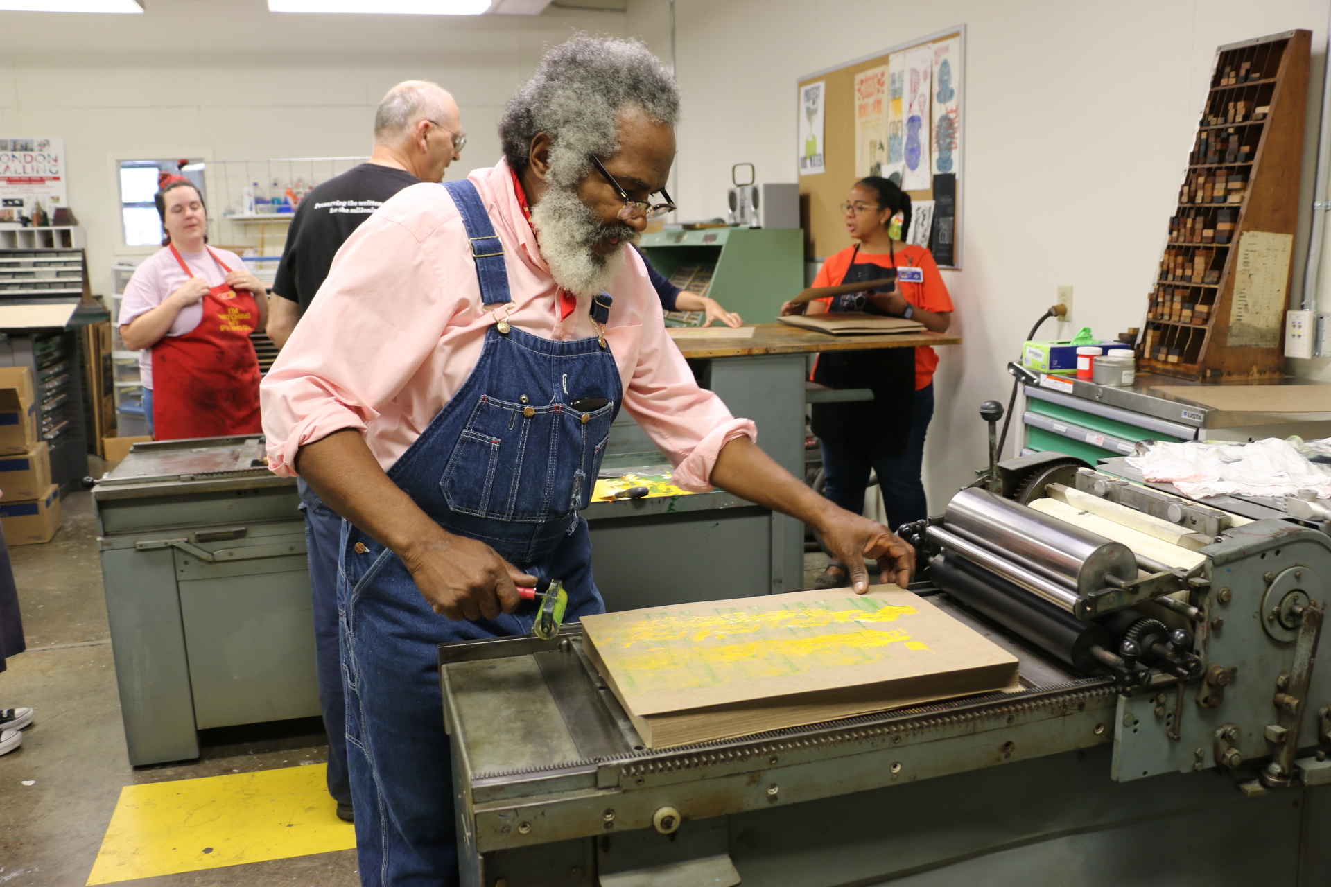 Amos Paul Kennedy, Jr. leads a letterpress workshop with SADAH students