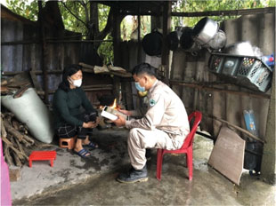 NPA’s Vo Duc Ngoc conducts a household-level survey with Mrs. Nguyen Thi Ty of Luong Mai Village. Image courtesy of NPA Vietnam.