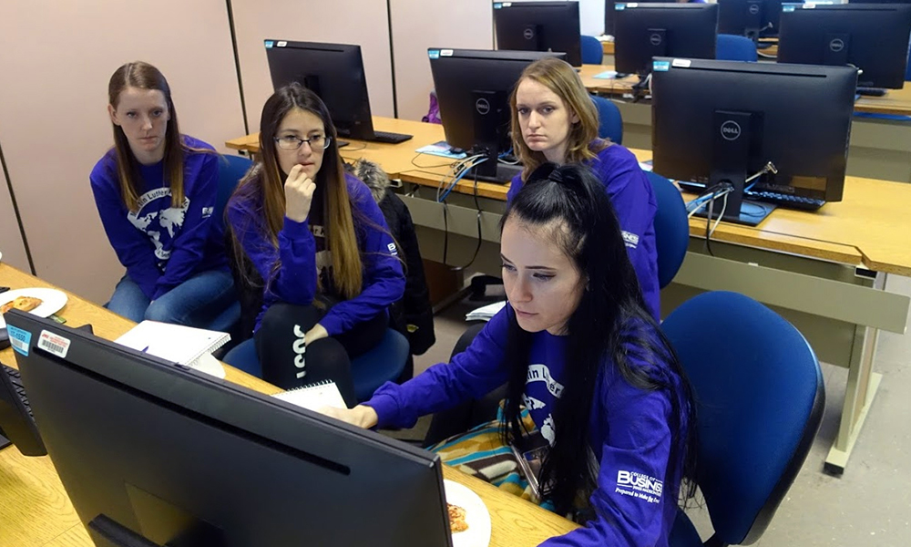 GOMAC students in a computer lab