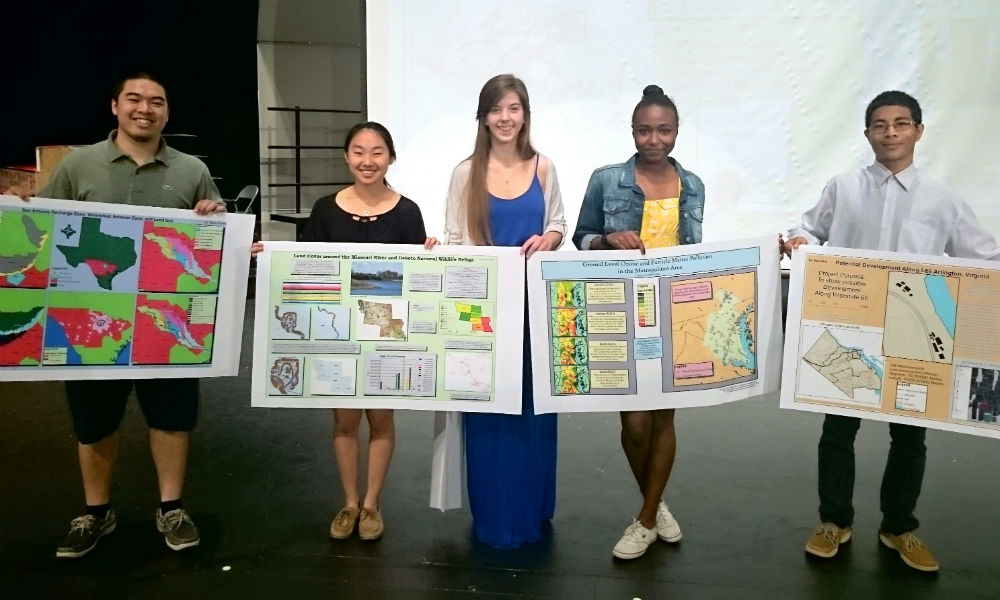 image: /_images/gs/story-images/gis-washington-lee-students-gis-1000x600.jpg