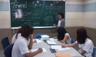 Sara Kim teaching English
