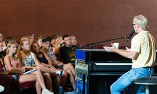 Phil Vassar interacts with audience while teaching master class at JMU