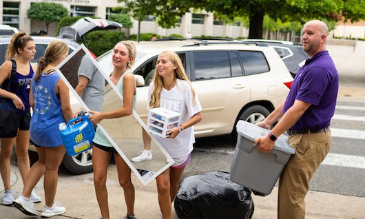 Move in 2018 - Students and Dr. Miller moving boxes