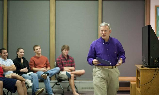 President Alger talks to students in Huffman Hall