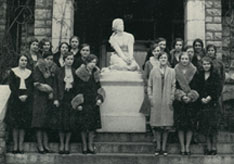 1931 French Club poses with Joan of Arc