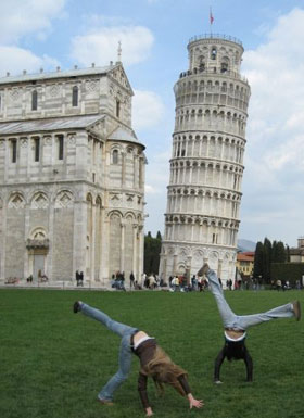 Students visit leaning tower at Pisa