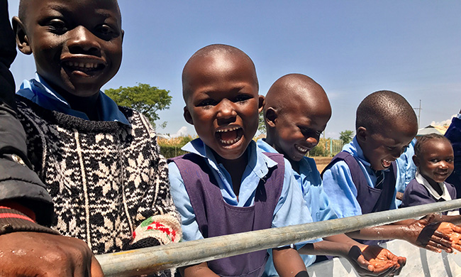 PHOTO: Kids washing hands