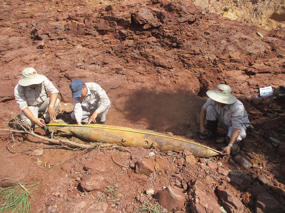 PeaceTrees Vietnam removing 500 lb MK82 air-dropped bombs in Huong Hoa District, Quảng Trị, which were exposed following the October 2020 storms. Images courtesy of PeaceTrees Vietnam.