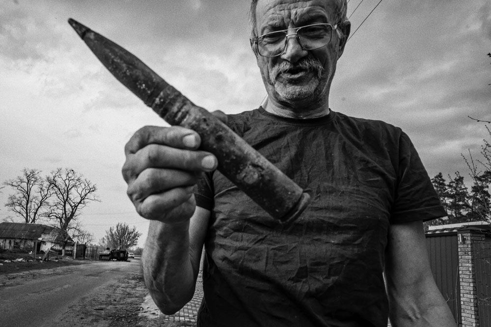 A man hold an unexploded artillery shell