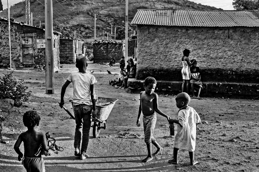 006039angola23bw-1k