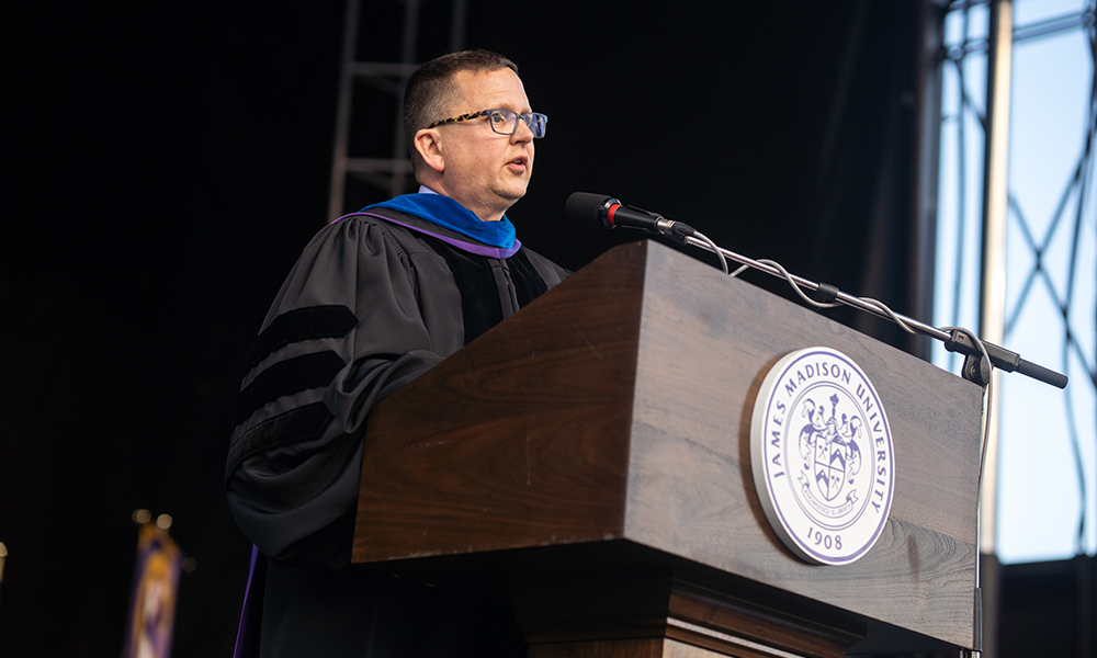 Dean Mike Busing delivers CoB commencement address - 2019