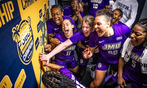 Photo of women's basketball team