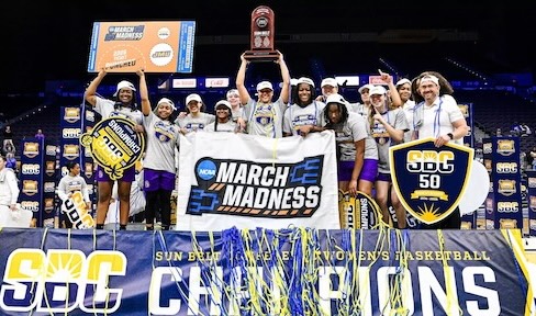 Photo of women's basketball team