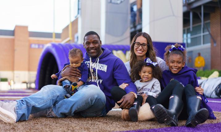 Photo of Arthur and Shonda Moats and their family