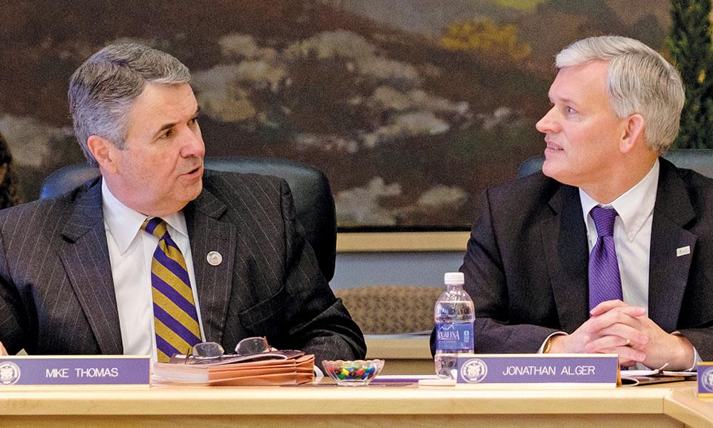 Mike Thomas (‘76, ‘77M) and President Alger at a Board of Visitors meeting.