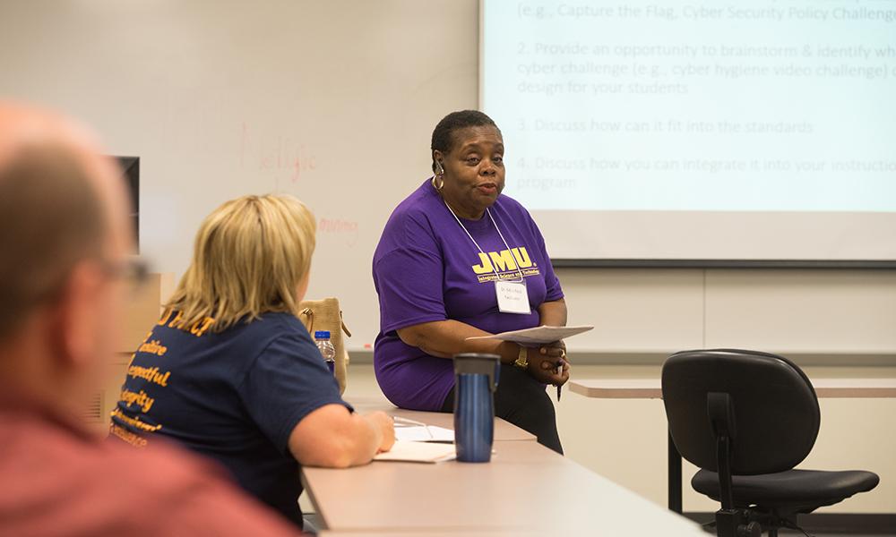 Image of professor Edna Reid talking to class.