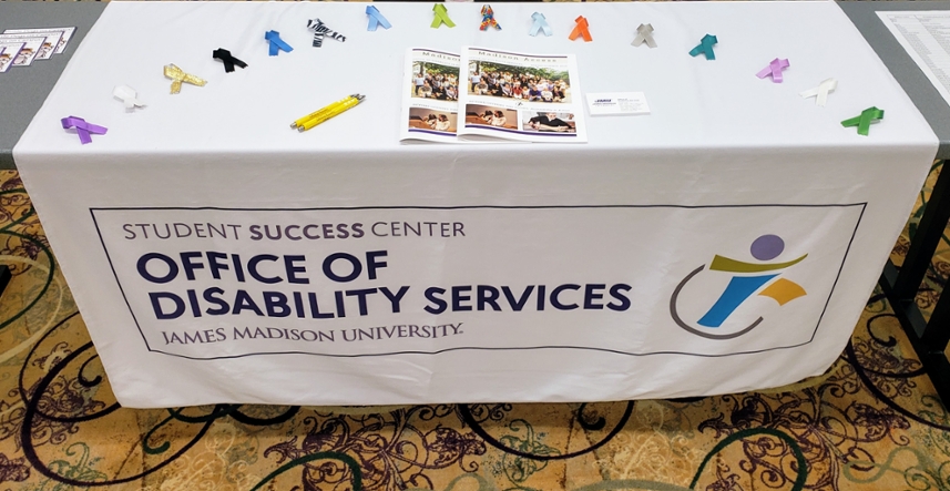 O-D-S table display with differently colored ribbons atop