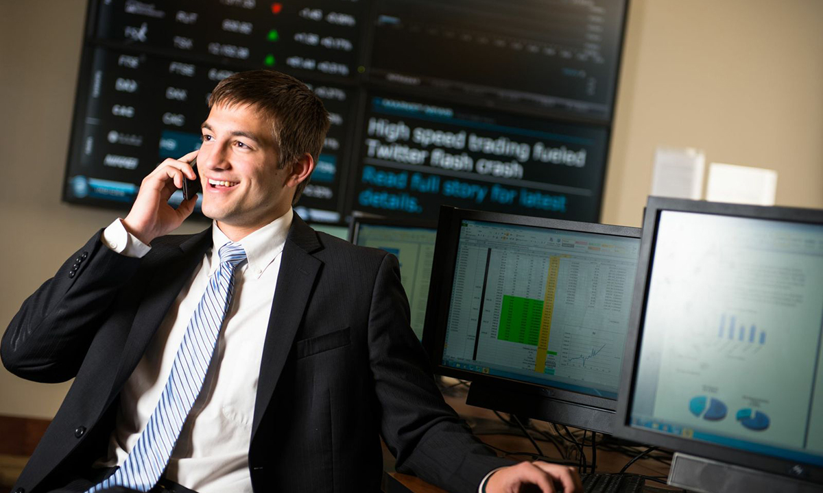 J.P. Kril ('13) in JMU's Capital Markets Lab