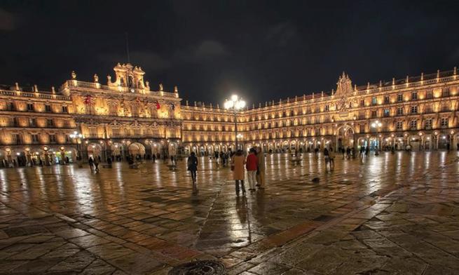 Photo of Salamanca at night