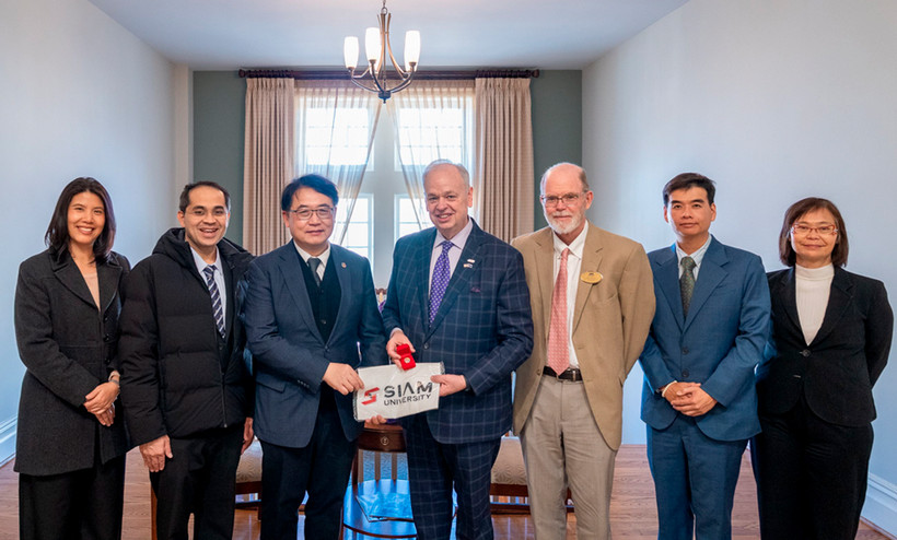 JMU President Schmidt stands with faculty member Bob Kolvoord and five delegates of Thai Institutions