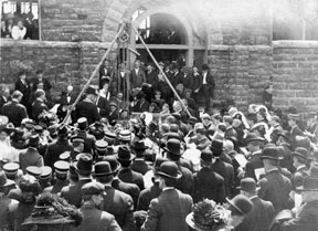 The first building of the institution in 1909
