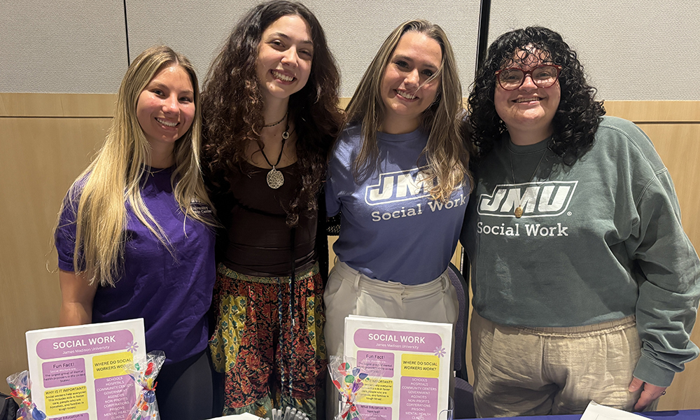 Social Work students host middle school students learning about college at the CHBS Pathway event