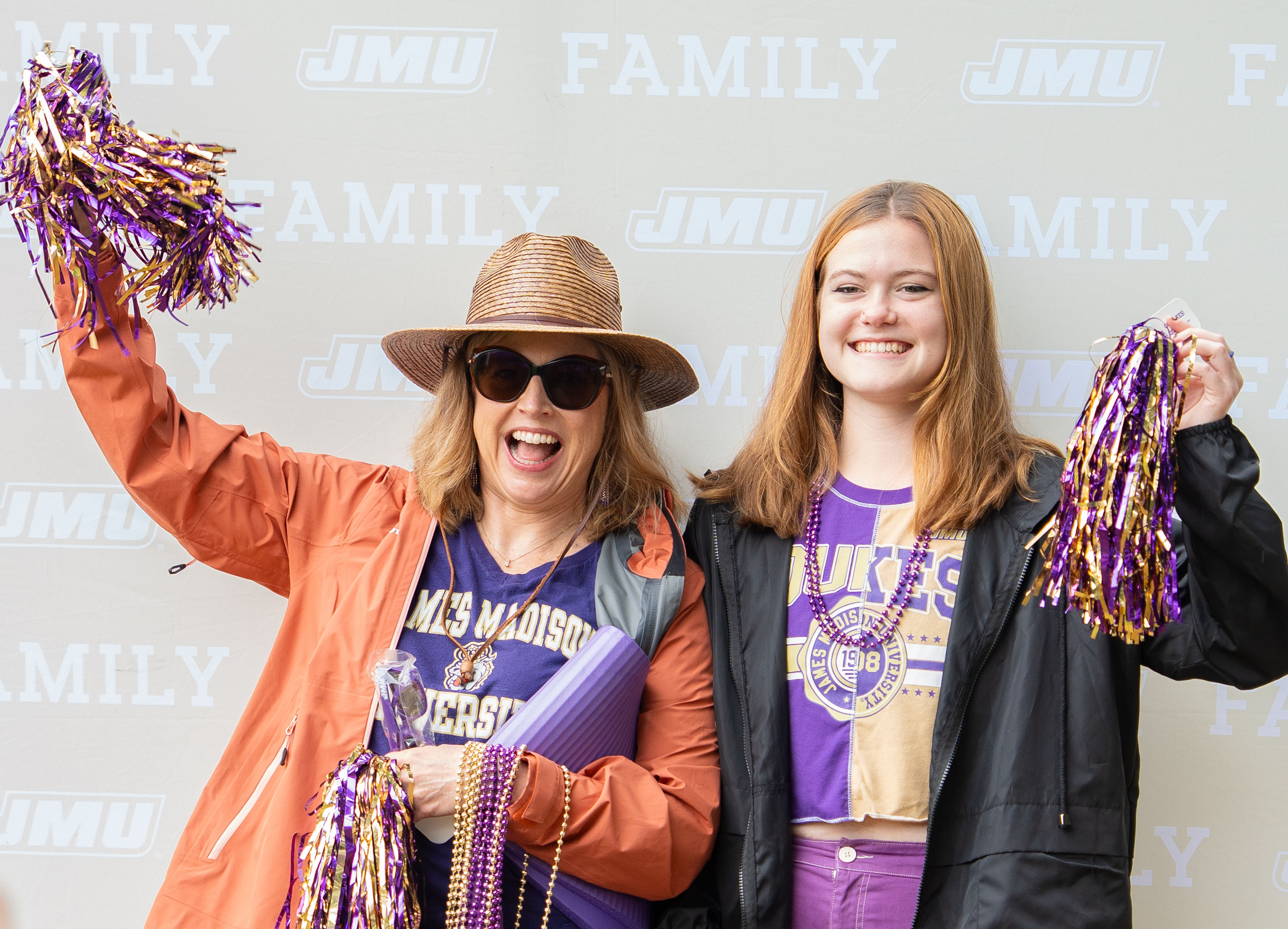 JMU mom and daughter with pom poms