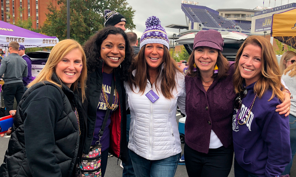 Polglase and sorority sisters Karen O’Sullivan Seifert (’95), Dara Pouchet Flaherty (’95), Angela Keaveny (’94) and Kelly Dragelin Bonnie (’00) celebrating at a Homecoming tailgate.