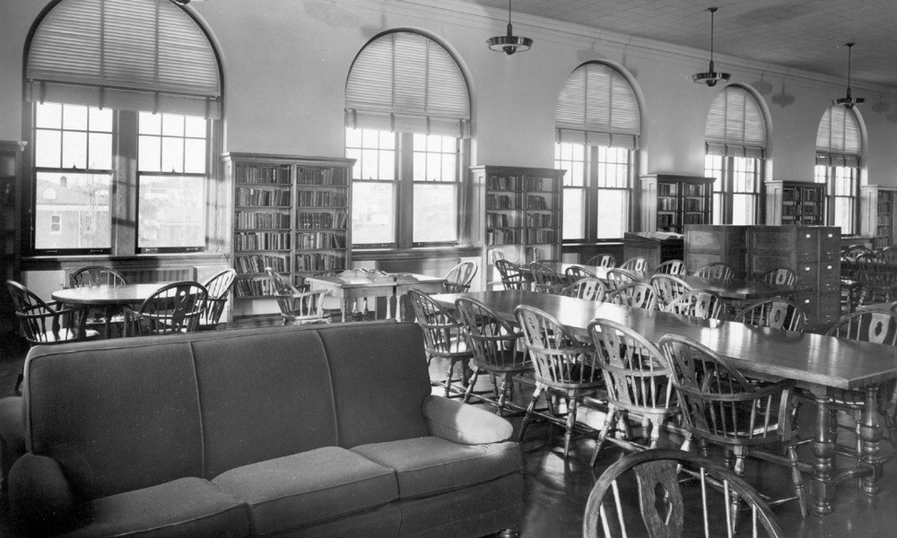 A reading room on the second floor in the historic side of Carrier in the 1940s.