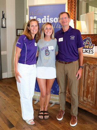 Dave (’91) and Marcy (’91) Kozlowski with their daughter Renee during a new student welcome event.