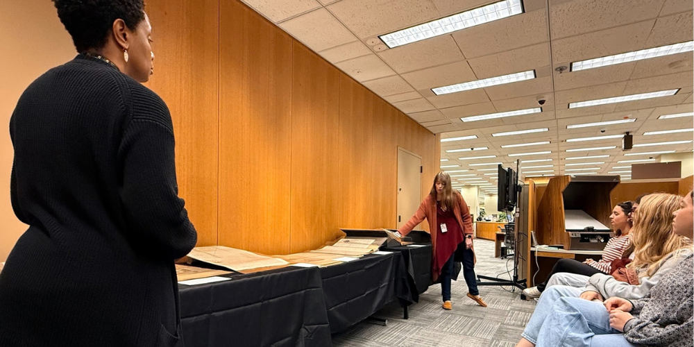Library of Congress reference librarians Brandee Worsham (left) and Elizabeth Davidson (right) present to students.