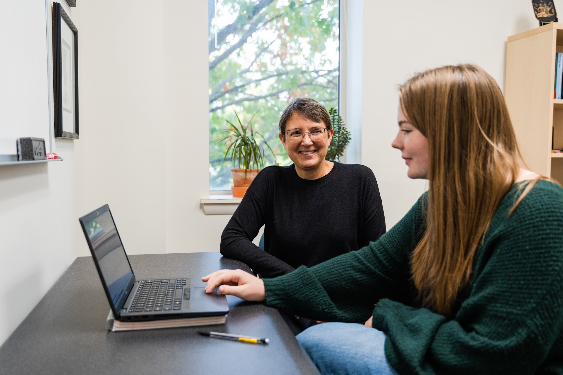 Advisor meeting with student