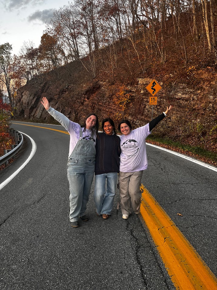 3 students on alternative break program